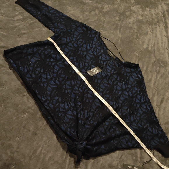 NWT Vertigo Pattern Top - Picture 3 of 6